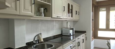 Réfrigérateur, micro-ondes, cafetière/bouilloire