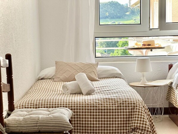 2 bedrooms, iron/ironing board, bed sheets