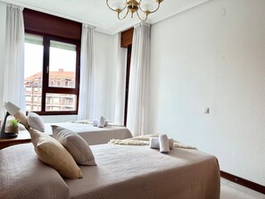 2 bedrooms, iron/ironing board, bed sheets