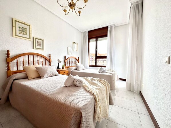 2 soverom, strykejern/-brett og sengetøy