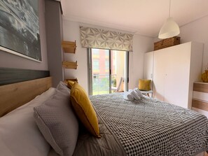 3 bedrooms, iron/ironing board, bed sheets