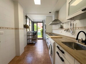 Kühlschrank, Mikrowelle, Wasserkocher mit Kaffee-/Teezubehör