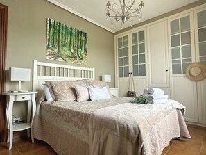 2 bedrooms, iron/ironing board, bed sheets