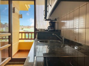 Refrigerador, microondas, cafetera y tetera y tostadora 