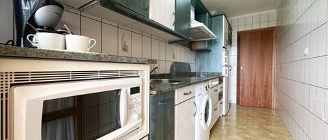 Kühlschrank, Mikrowelle, Wasserkocher mit Kaffee-/Teezubehör, Toaster