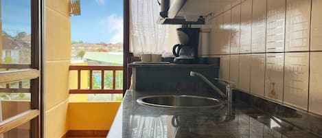 冰箱、微波炉、茶具/咖啡用具、烤面包机