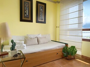 2 bedrooms, iron/ironing board, bed sheets