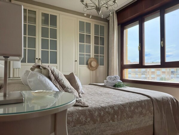 2 habitaciones, tabla de planchar con plancha y ropa de cama 