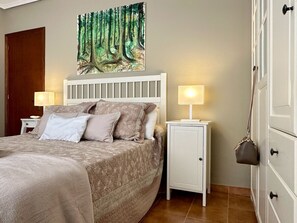 2 soverom, strykejern/-brett og sengetøy