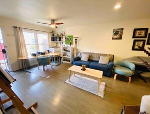 Living area - Charming Furnished Condo close to the Beach (Long Beach)