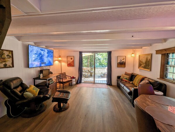 Smart-TV, Kamin, Bücher, Stereoanlage