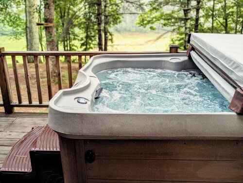 HOT TUB! Nature Delight! 2 Acre Cabin Hot Tub- Creek & Dog Friendly Fast WIFI!