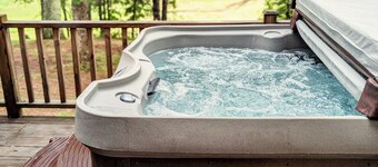 HOT TUB! Nature Delight! 2 Acre Cabin Hot Tub- Creek & Dog Friendly Fast WIFI!