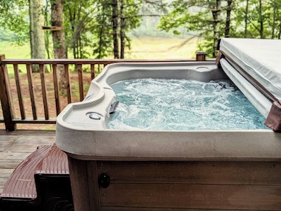 HOT TUB! Nature Delight! 2 Acre Cabin Hot Tub- Creek & Dog Friendly Fast WIFI!