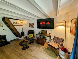 スマートテレビ、暖炉、書庫、ステレオ