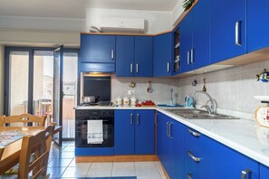 Fridge, oven, stovetop, electric kettle