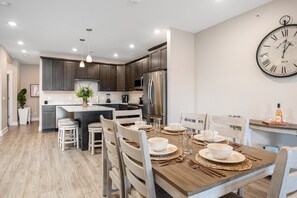 Dining - 🌆 539 Bay St Lakeview Combo near TC & Festivals | All on Ground (Traverse City)