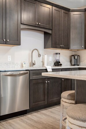 Fridge, microwave, oven, stovetop - 🌆 539 Bay St Lakeview Combo near TC & Festivals | All on Ground (Traverse City)