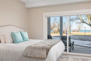 6 bedrooms, iron/ironing board, WiFi, bed sheets - 🌆 539 Bay St Lakeview Combo near TC & Festivals | All on Ground (Traverse City)