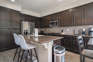 Een microgolfoven, een oven, een kookplaat, een vaatwasser