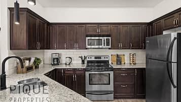 冷蔵庫、電子レンジ、オーブン、コンロ