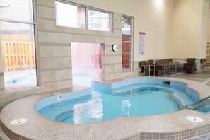 Una piscina cubierta, una piscina climatizada