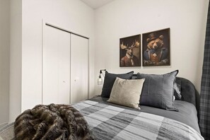 2 Schlafzimmer, Schreibtisch, Bügeleisen/Bügelbrett, Reisekinderbett