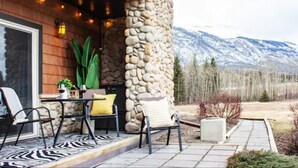 Outdoor dining - ★Mountain Haven★Pool&HotTub☆King Bed☆AC☆BBQ/Patio! (Canmore)