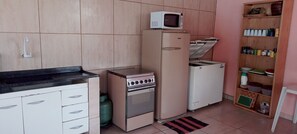 Jääkaappi, mikroaaltouuni, liesi, keittoastiat/astiat/ruokailuvälineet