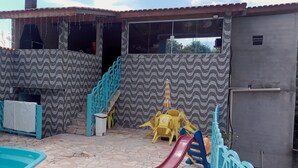 A residential area with a swimming pool, a staircase, and outdoor furniture. - Casa com Piscina em Mairiporã , (Mairiporã)