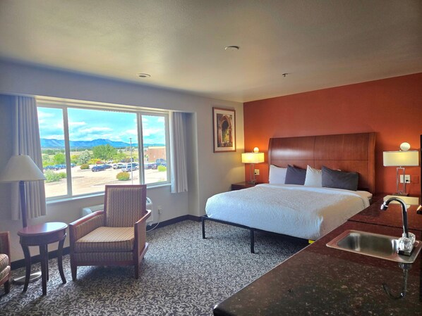 جناح - سرير ملكي | مكواة/لوح كي وملاءات أسرّة