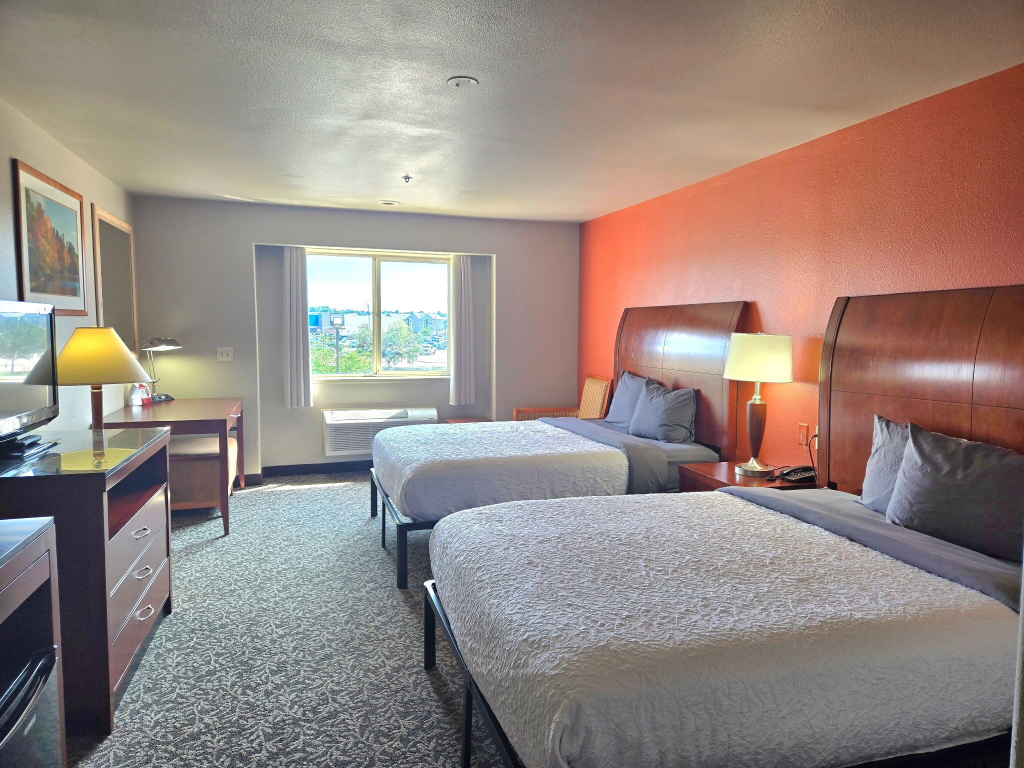 Tabla de planchar con plancha y ropa de cama 