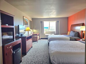 ダブルルーム クイーンベッド 2 台 | 1 室のベッドルーム、アイロン / アイロン台、ベッドシーツ