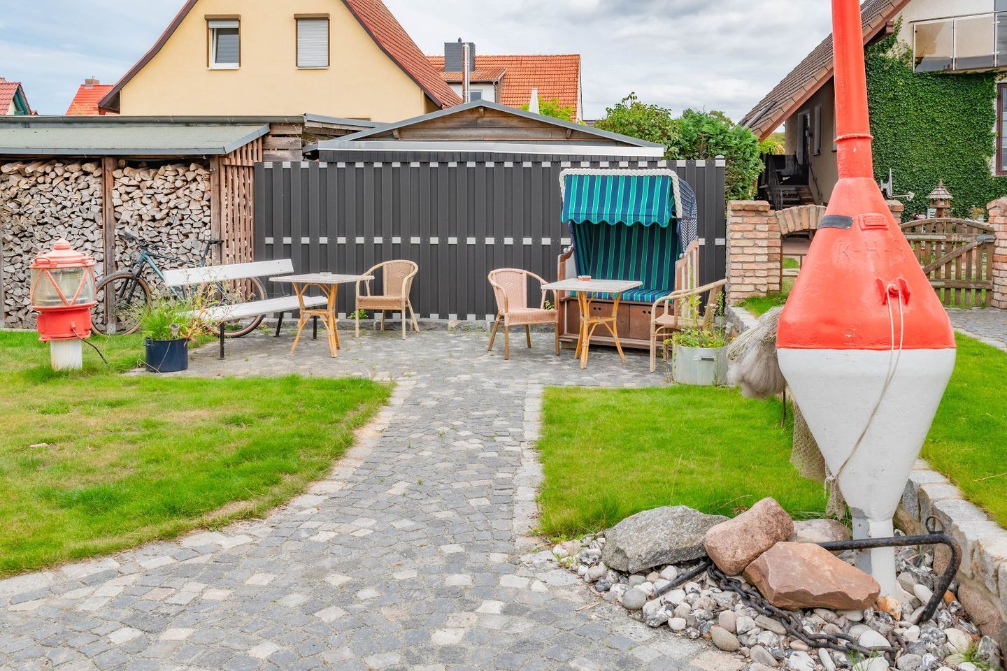 En uteplats med ett bord och stolar, en lykta och en dekorativ föremål.