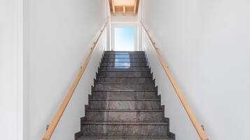 Eine Treppe mit hölzernen Geländern und einem Oberlicht am oberen Ende.