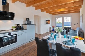 Fridge, microwave, oven, stovetop - Ferienwohnung 03 - Kimpi (Koserow)