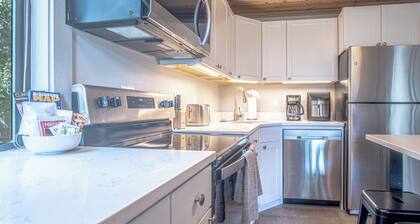 Modern Golf View Condo + Free Resort Amenities