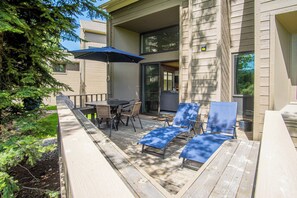 Outdoor dining - Modern Golf View Condo + Resort Amenities (Sun Valley)