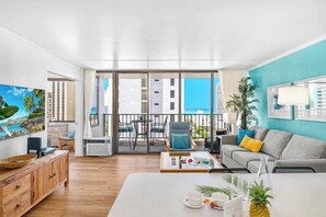 Smart TV - Waikiki Beach Ocean View King Bed & Free Parking (Honolulu)