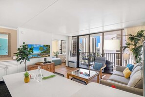 Smart TV - Waikiki Beach Ocean View King Bed & Free Parking (Honolulu)