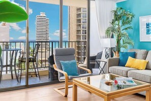 Smart TV - Waikiki Beach Ocean View King Bed & Free Parking (Honolulu)