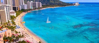 2BR/2BA Close to Waikiki Beach with Free Parking!