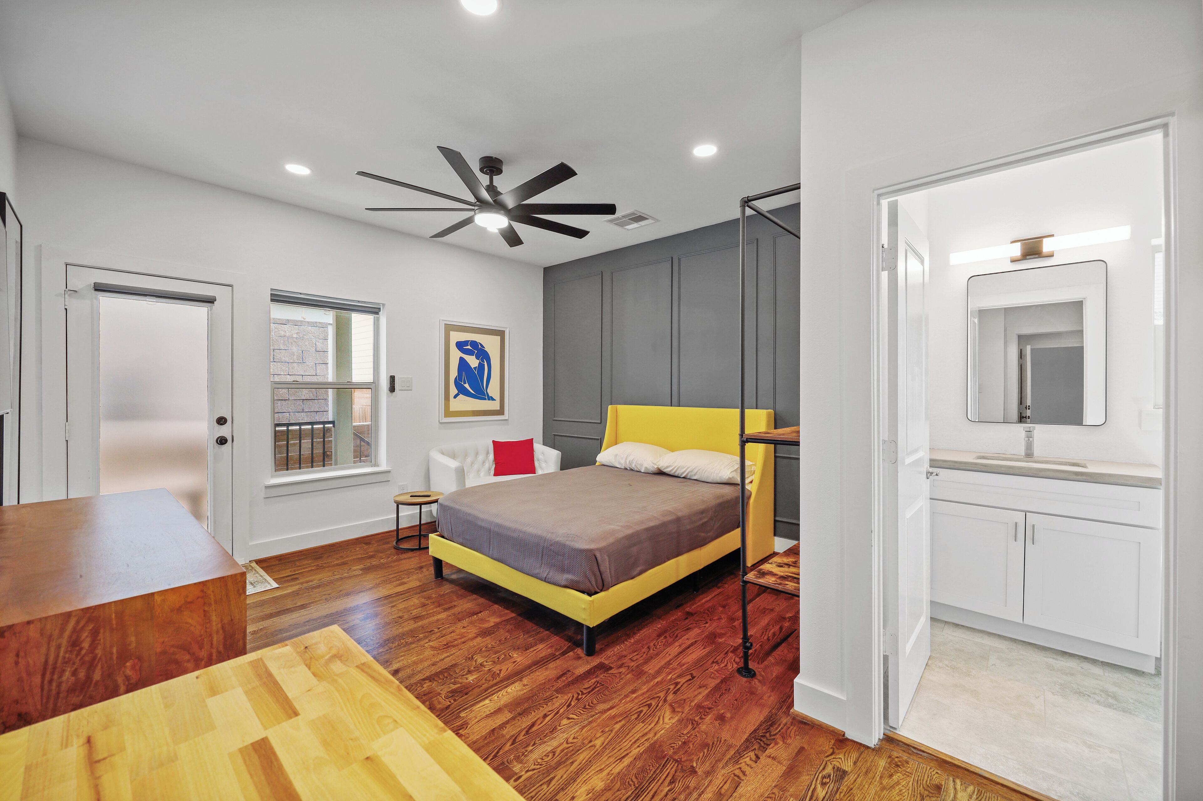 Modern townhouse retreat nestled near Statesmanship Park in vibrant Houston, TX!