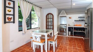 Lägenhet - utsikt mot trädgården | Vardagsrum