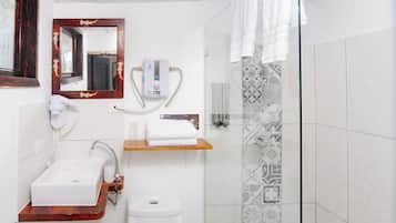 Habitación clásica | Baño | Ducha, secador de pelo, toallas y jabón