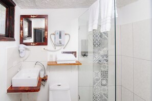 Habitación clásica | Baño | Ducha, secador de pelo, toallas y jabón