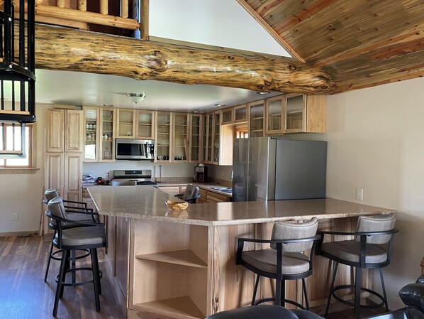 Een koelkast, een magnetron, een oven, een kookplaat