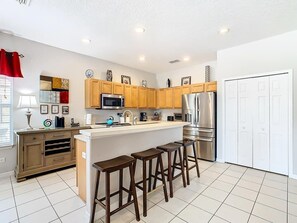 Fridge, microwave, oven, stovetop - Sunset Sanctuary (Davenport)