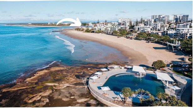 Un hôtel situé sur la côte, doté d’une piscine donnant sur la plage, d’un accès direct à la plage et d’une architecture moderne.
