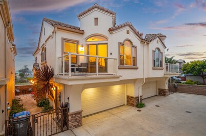 Lovely 3BR One block to Beach